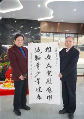 3月1日，白求恩精神研究會副會長董書魁與關(guān)心下一代工作委員會領(lǐng)導(dǎo)一行蒞臨飛龍醫(yī)療考察交流。